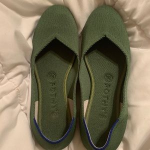 Rothy’s flats in willow